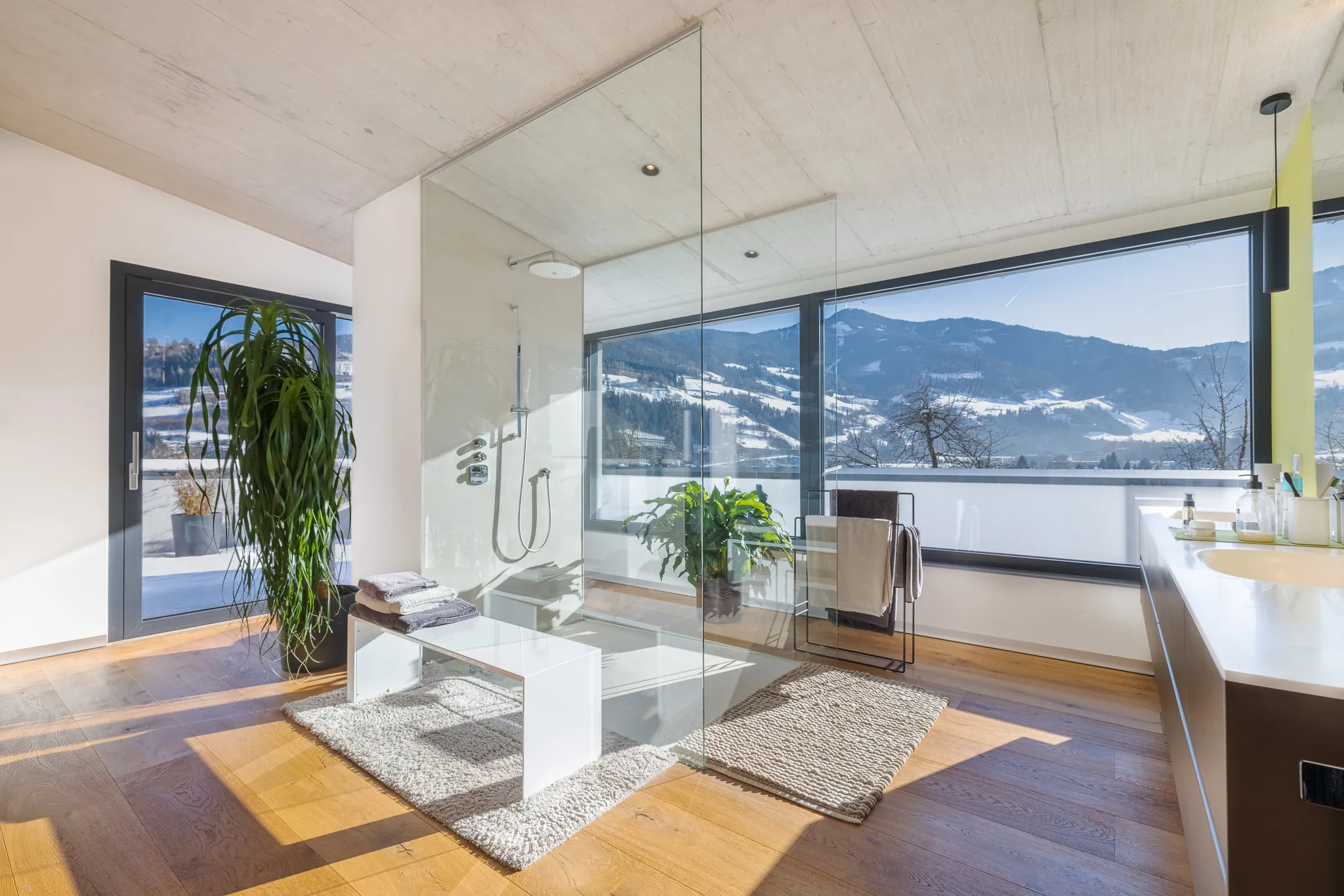 Bad mit Bergblick in einem Penthouse in Bischofshofen – eigene Objektfotografie