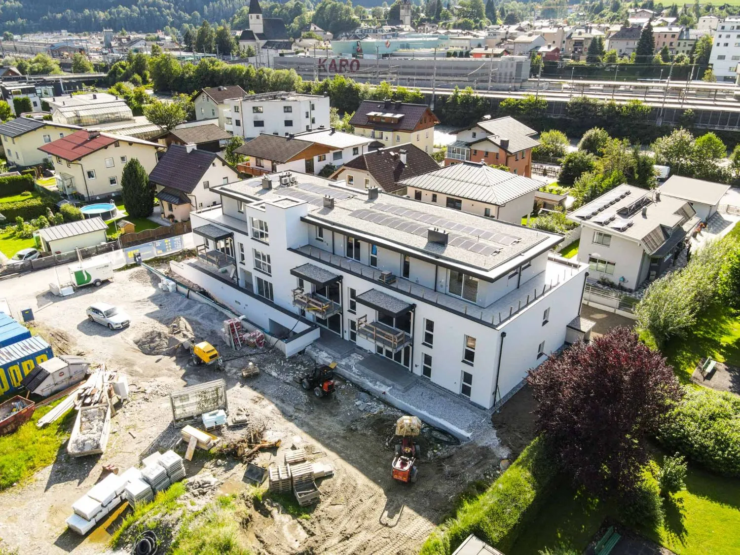 Neubauprojekt Steggasse aus der Luft: neu errichtetes Wohnhaus in der Bauphase, Baustelle im Vordergrund