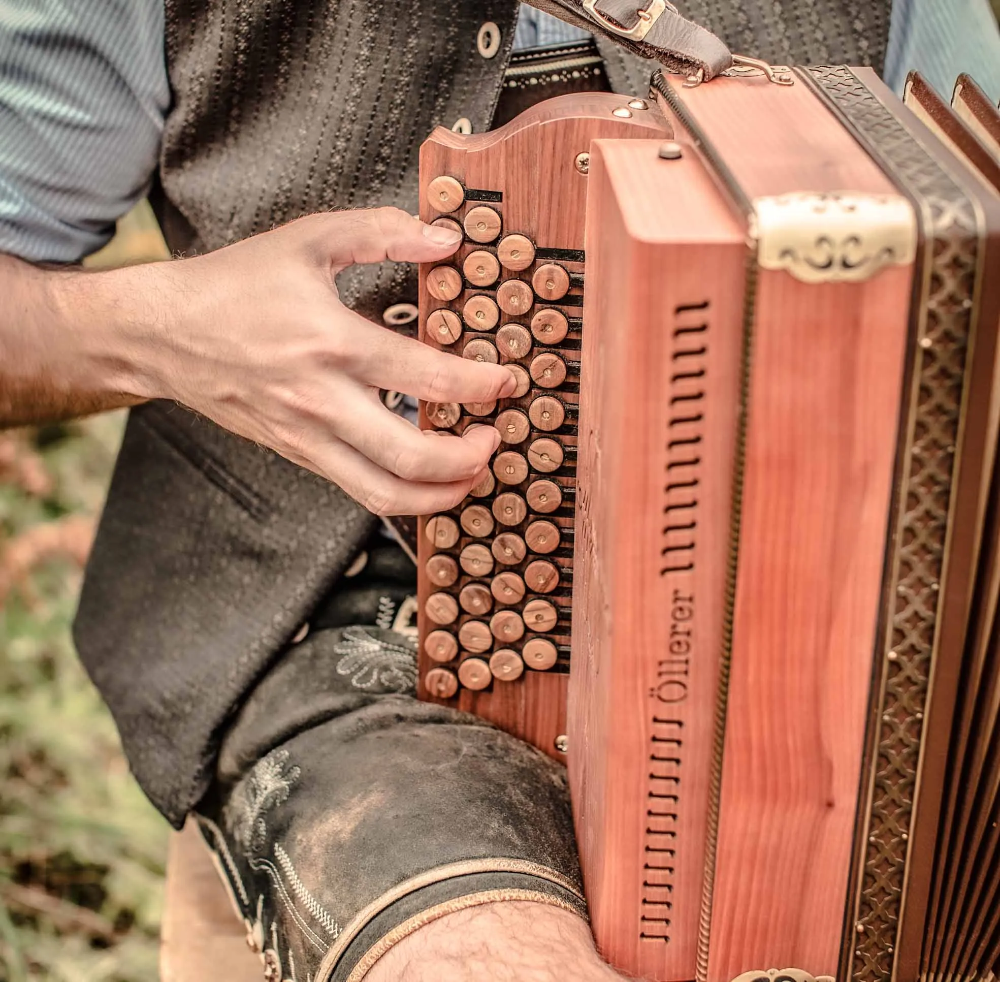 Steirische Harmonika in Tracht gespielt